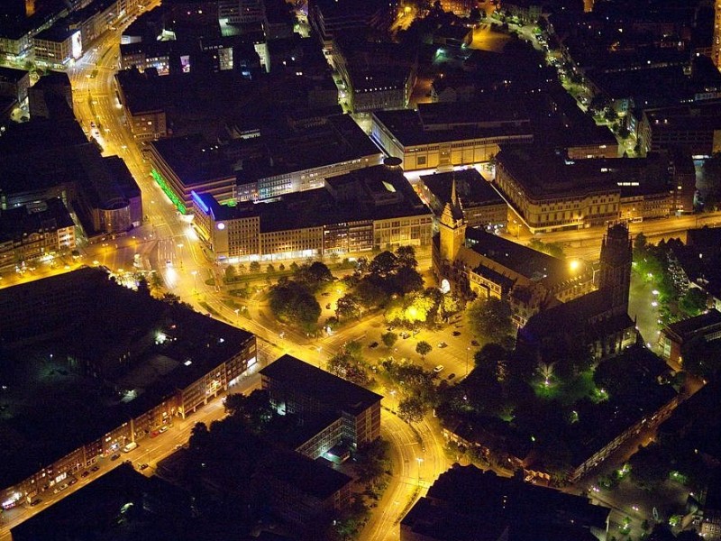 Blick auf das Rathaus und die Salvatorkirche bei Nacht.