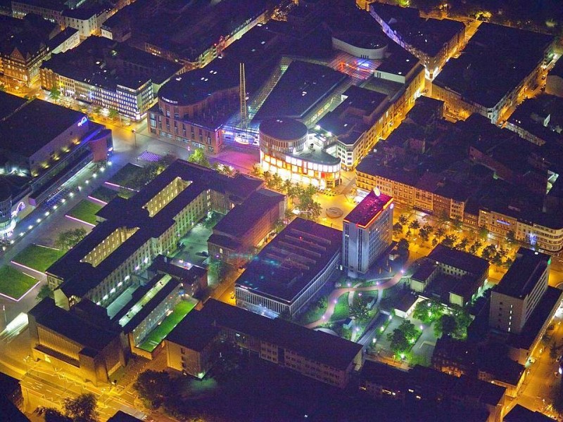 Citypalais, Forum, Landgericht: das City-Ensemble bei Nacht.