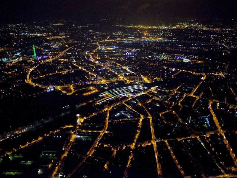 Blick auf die Innenstadt mit dem Hauptbahnhof bei Nacht.