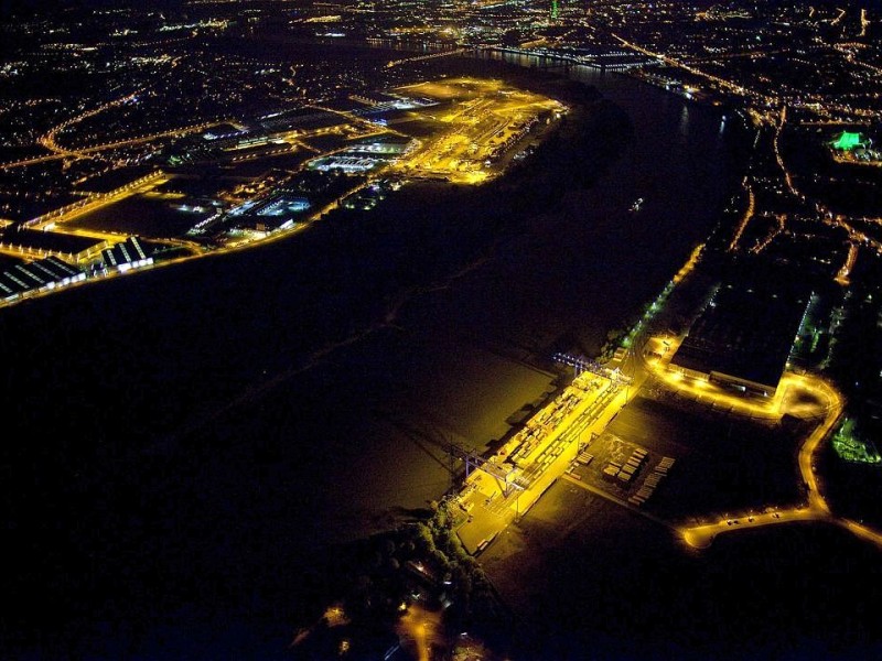 Blick auf den Rhein mit Logport I und II bei Nacht.