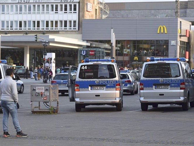 Ein Gruppe Hooligans aus ganz NRW wird am 21. September 2014 auf einem Parkplatz in der Nähe des Hauptbahnhofs Essen eingekesselt.Foto: Sebastian Konopka / WAZ FotoPool