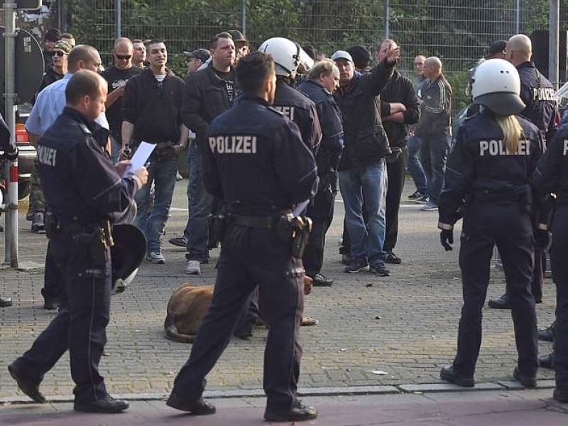 Ein Gruppe Hooligans aus ganz NRW wird am 21. September 2014 auf einem Parkplatz in der Nähe des Hauptbahnhofs Essen eingekesselt.Foto: Sebastian Konopka / WAZ FotoPool