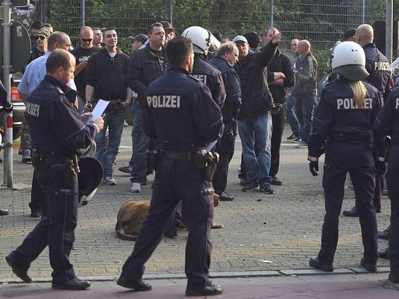 Ein Gruppe Hooligans aus ganz NRW wird am 21. September 2014 auf einem Parkplatz in der Nähe des Hauptbahnhofs Essen eingekesselt.Foto: Sebastian Konopka / WAZ FotoPool