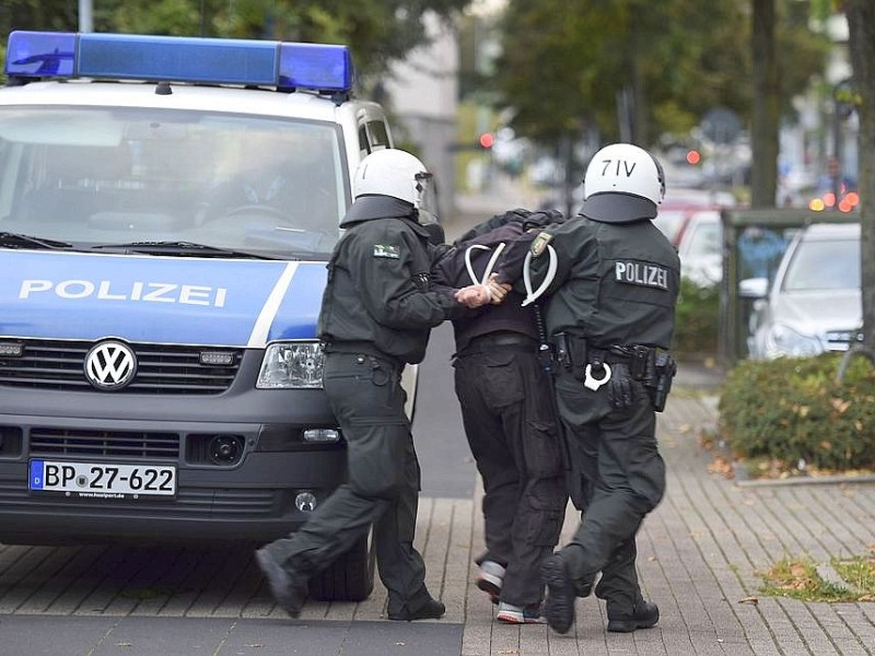 Ein Gruppe Hooligans aus ganz NRW wird am 21. September 2014 auf einem Parkplatz in der Nähe des Hauptbahnhofs Essen eingekesselt.Foto: Sebastian Konopka / WAZ FotoPool