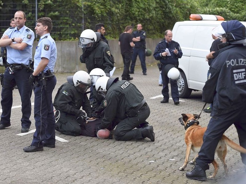 Ein Gruppe Hooligans aus ganz NRW wird am 21. September 2014 auf einem Parkplatz in der Nähe des Hauptbahnhofs Essen eingekesselt.Foto: Sebastian Konopka / WAZ FotoPool