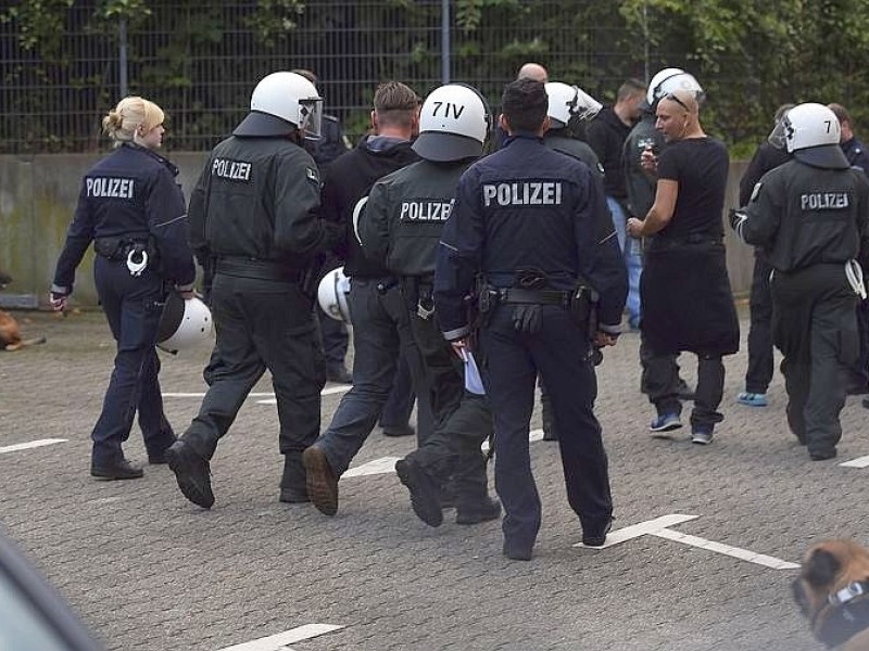 Ein Gruppe Hooligans aus ganz NRW wird am 21. September 2014 auf einem Parkplatz in der Nähe des Hauptbahnhofs Essen eingekesselt.Foto: Sebastian Konopka / WAZ FotoPool