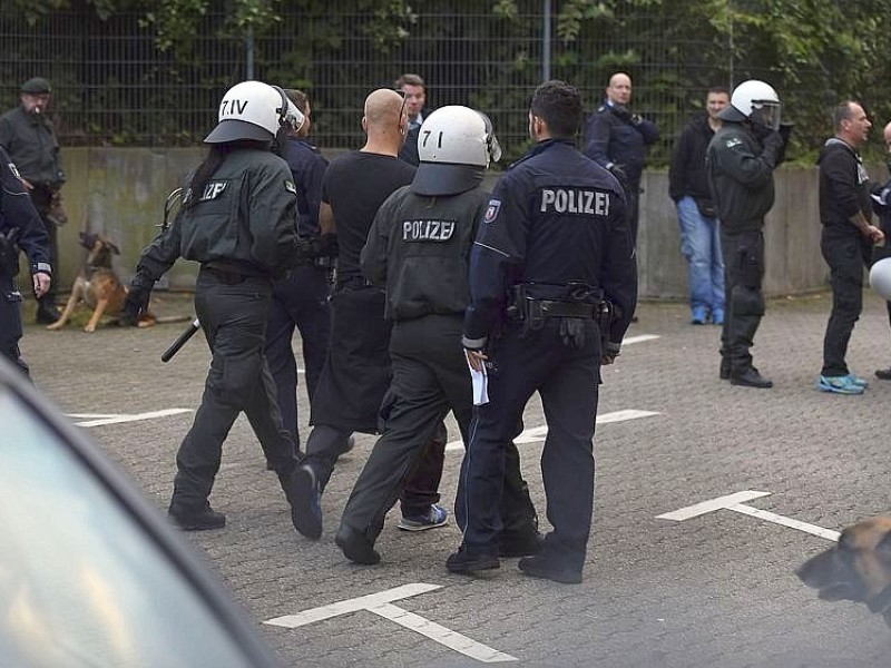 Ein Gruppe Hooligans aus ganz NRW wird am 21. September 2014 auf einem Parkplatz in der Nähe des Hauptbahnhofs Essen eingekesselt.Foto: Sebastian Konopka / WAZ FotoPool