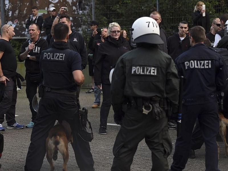 Ein Gruppe Hooligans aus ganz NRW wird am 21. September 2014 auf einem Parkplatz in der Nähe des Hauptbahnhofs Essen eingekesselt.Foto: Sebastian Konopka / WAZ FotoPool