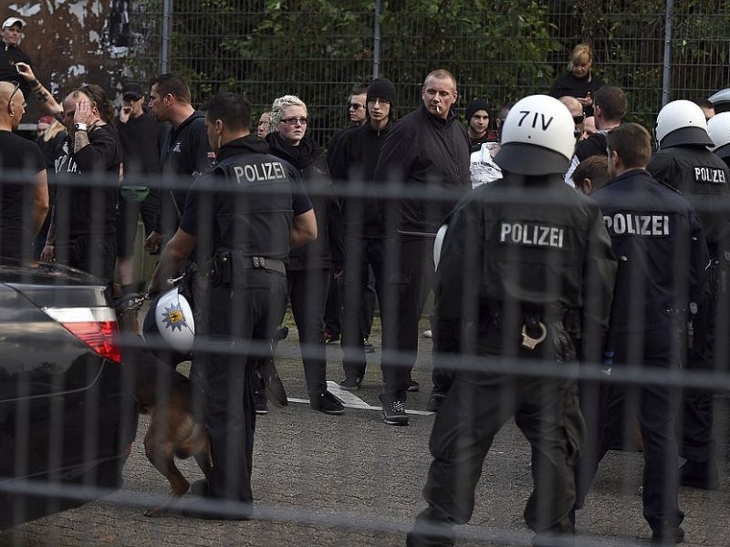 Ein Gruppe Hooligans aus ganz NRW wird am 21. September 2014 auf einem Parkplatz in der Nähe des Hauptbahnhofs Essen eingekesselt.Foto: Sebastian Konopka / WAZ FotoPool