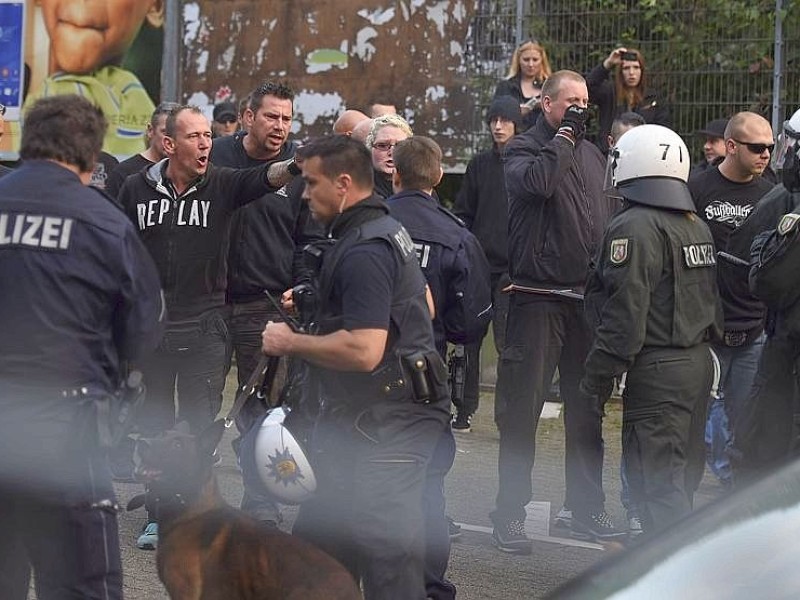 Ein Gruppe Hooligans aus ganz NRW wird am 21. September 2014 auf einem Parkplatz in der Nähe des Hauptbahnhofs Essen eingekesselt.Foto: Sebastian Konopka / WAZ FotoPool