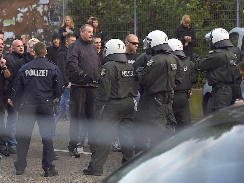 Ein Gruppe Hooligans aus ganz NRW wird am 21. September 2014 auf einem Parkplatz in der Nähe des Hauptbahnhofs Essen eingekesselt.Foto: Sebastian Konopka / WAZ FotoPool