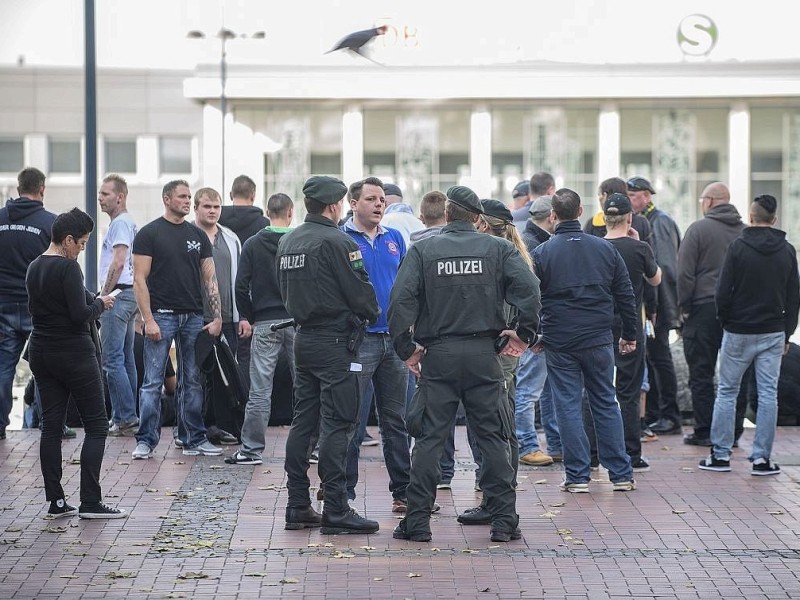 Rund 200 Hooligans trafen sich in der Dortmunder Innenstadt.