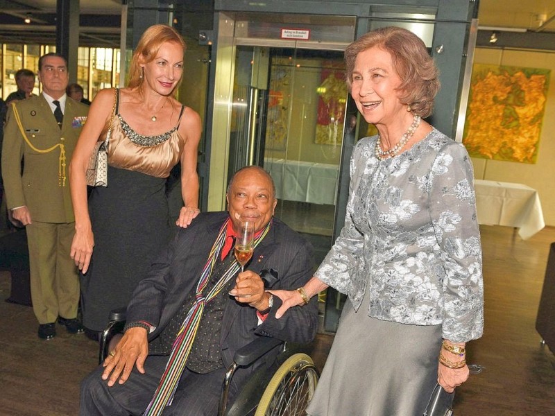 Königin Sofia von Spanien (r) posiert neben dem US-Musikproduzenten Quincy Jones (M) und der deutschen Sängerin Ute Lemper (l) vor der 10. Vergabe der Steiger Awards .