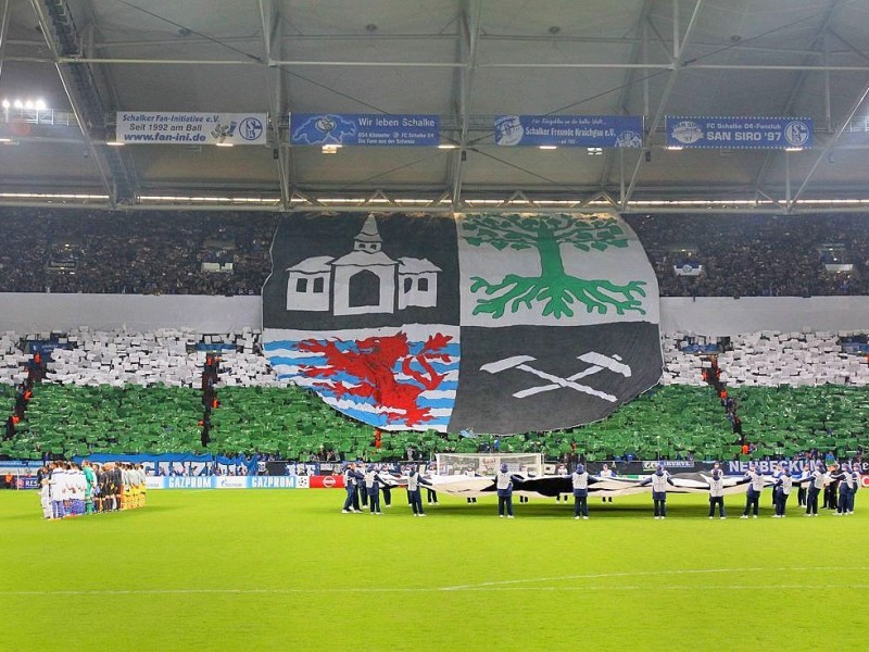 Die ganze Stadt steht hinter dir, die Kurve stolz und treu zu dir...Beeindruckende Choreo der Fans des FC Schalke 04 beim Champions-League-Spiel gegen Sporting Lissabon am 21.10.2014.