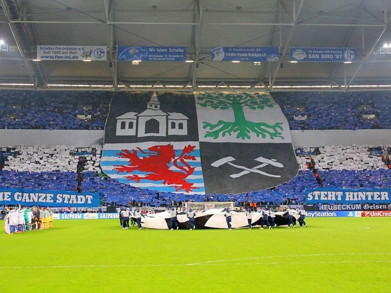 Die ganze Stadt steht hinter dir, die Kurve stolz und treu zu dir...Beeindruckende Choreo der Fans des FC Schalke 04 beim Champions-League-Spiel gegen Sporting Lissabon am 21.10.2014.