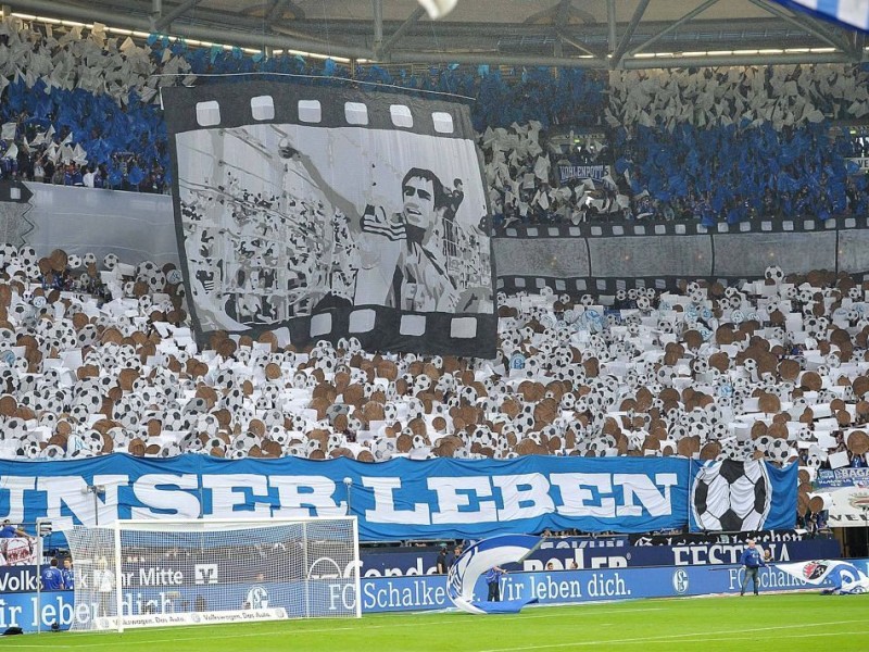 Fußball ist unser Leben. Am 30.08.2014 entstand in der Nordkurve diese äußerst aufwendige und beeindruckende Choreografie.