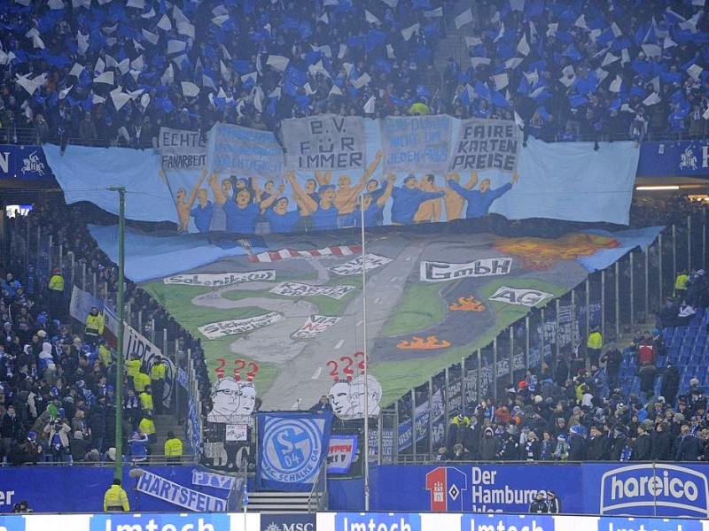 Vereinskritische Choreo der Fans von Schalke am 26.01.2014 in Hamburg.