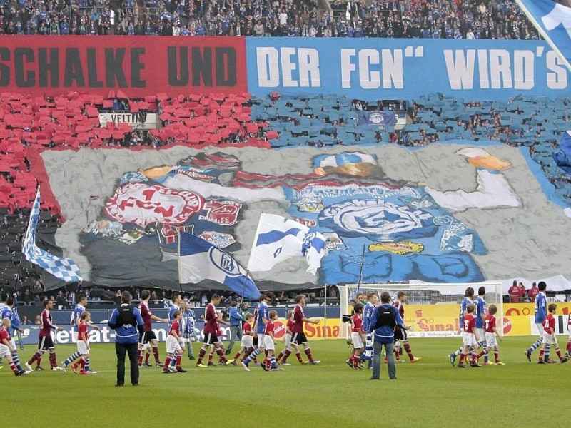 Und auch auf Schalke wird die Freundschaft mit dem FC Nürnberg regelmäßig gefeiert. Aufnahme vom 19.11.2011.
