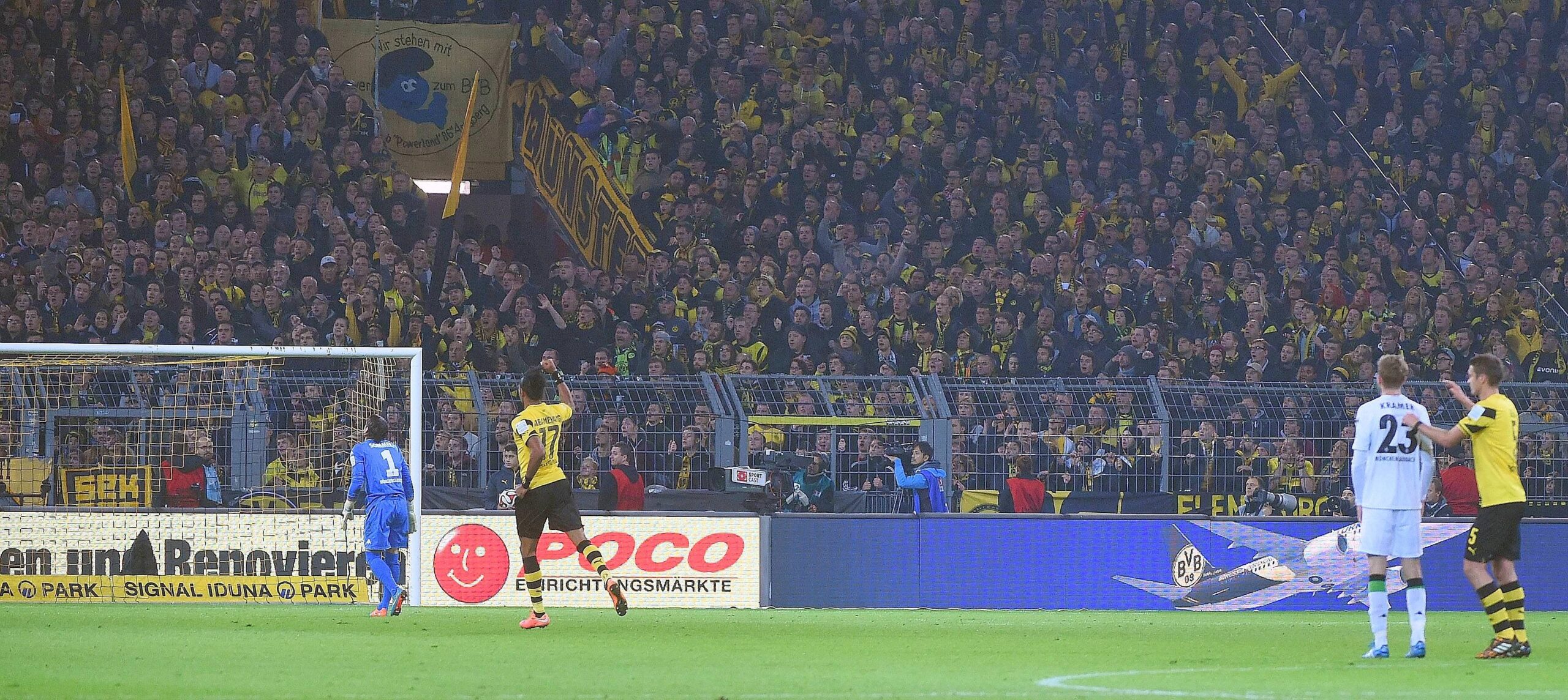 Kramer will den Ball leicht anlupfen und in Richtung des Gladbacher Keepers Yann Sommer spielen. Der Ball geriet allerdings deutlich zu hoch. Immerhin: Dortmunds Ex-Kapitän Sebastian Kehl spendet schon während des Flugs Trost.