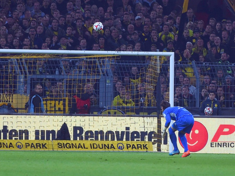 Aus 44 Metern Torentfernung segelt der Ball über Yann Sommer hinweg ins Tor.