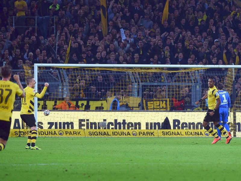 Ball im Netz, Erleichterung bei den Dortmundern. Vor allem bei Marco Reus, der zuvor schon einige Hochkaräter vergeben hatte und kurz darauf seinen zweiten Alu-Treffer verbuchen werden sollte.