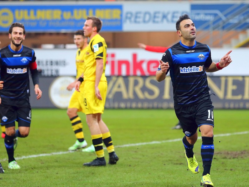 Der SC Paderborn und Borussia Dortmund trennen sich am 12. Spieltag der Fußball-Bundesliga mit einem 2:2. Die Bilder vom Spiel in Paderborn.