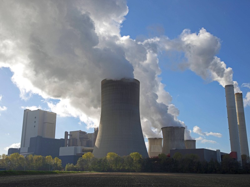 Das Braunkohle-Kraftwerk Niederaußem in Bergheim ist das zweitgrößte Deutschlands. (3864 KW)