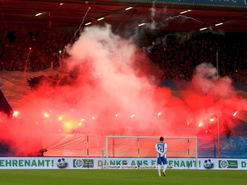 Die Ultras des VfL Bochum zündeten beim Heimspiel der Blauweißen gegen den FC St. Pauli in der Halbzeit Pyrotechnik en masse.