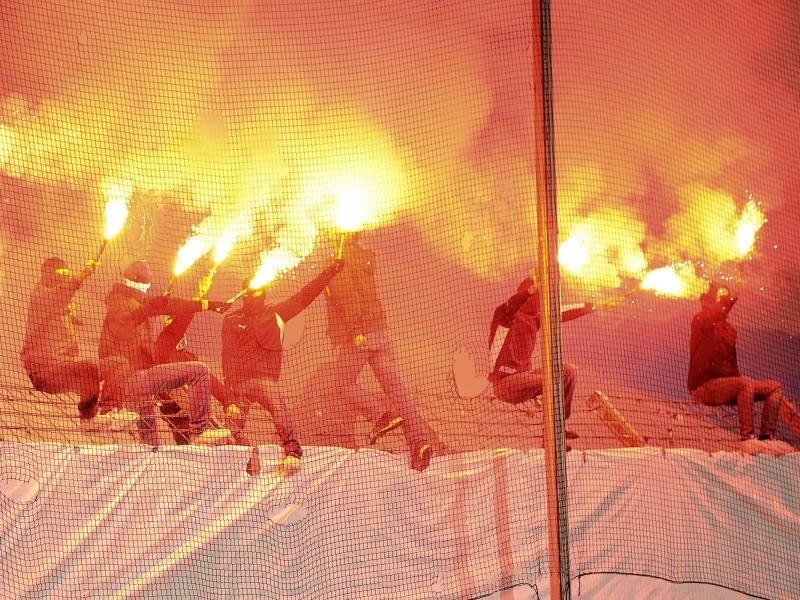 Die Ultras des VfL Bochum zündeten beim Heimspiel der Blauweißen gegen den FC St. Pauli in der Halbzeit Pyrotechnik en masse.