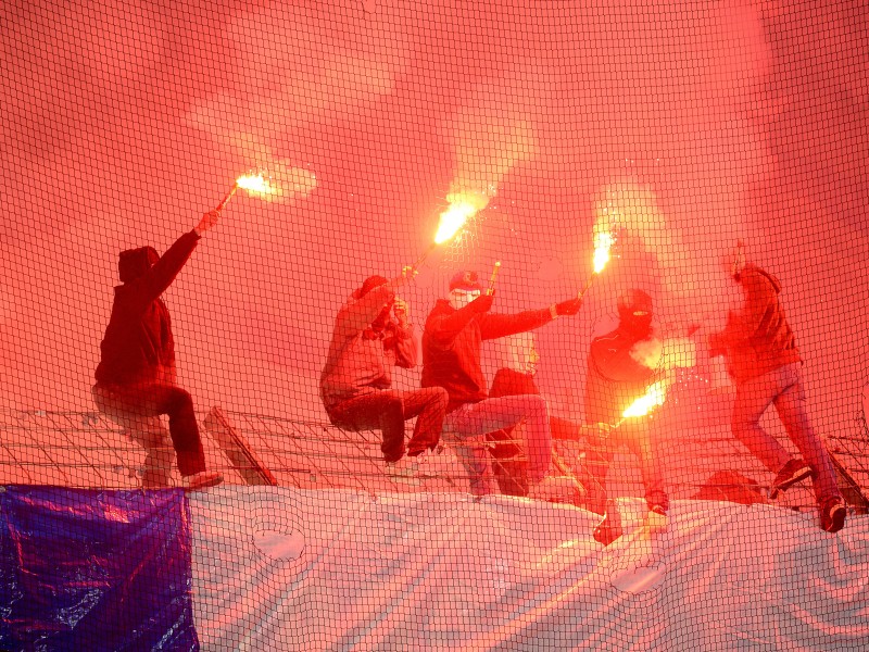 Die Ultras des VfL Bochum zündeten beim Heimspiel der Blauweißen gegen den FC St. Pauli in der Halbzeit Pyrotechnik en masse.
