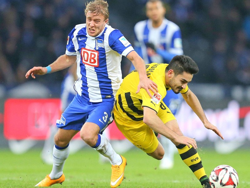 Der ehemalige Dortmunder Julian Schieber hat beim BVB die Verunsicherung neu entfacht. Mit einem perfekten Kontertor sorgte der 25 Jahre alte Stürmer am 15. Spieltag der Fußball-Bundesliga für den 1:0 (1:0)-Sieg von Hertha BSC und stürzte Borussia Dortmund zurück in die Abstiegszone. Für die Berliner, die mit 17 Punkten in der Tabelle auf Rang zwölf kletterten, war es vor 75 254 Zuschauern der erste Heimsieg gegen den BVB seit mehr als sieben Jahren. Champions-League-Achtelfinalist Borussia steht mit 14 Punkten auf dem 16. Rang, der zum Saisonende die Abstiegsrelegation bedeuten würde.