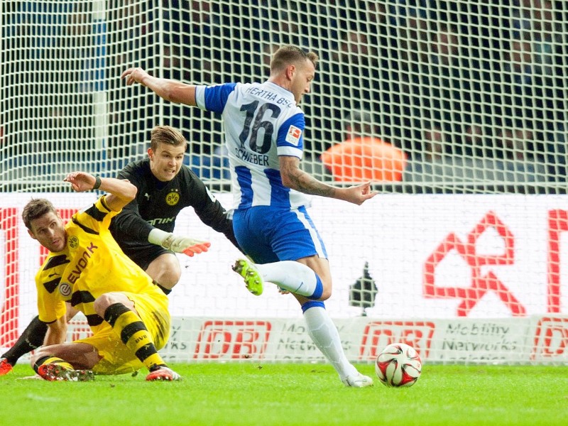 Der ehemalige Dortmunder Julian Schieber hat beim BVB die Verunsicherung neu entfacht. Mit einem perfekten Kontertor sorgte der 25 Jahre alte Stürmer am 15. Spieltag der Fußball-Bundesliga für den 1:0 (1:0)-Sieg von Hertha BSC und stürzte Borussia Dortmund zurück in die Abstiegszone. Für die Berliner, die mit 17 Punkten in der Tabelle auf Rang zwölf kletterten, war es vor 75 254 Zuschauern der erste Heimsieg gegen den BVB seit mehr als sieben Jahren. Champions-League-Achtelfinalist Borussia steht mit 14 Punkten auf dem 16. Rang, der zum Saisonende die Abstiegsrelegation bedeuten würde.