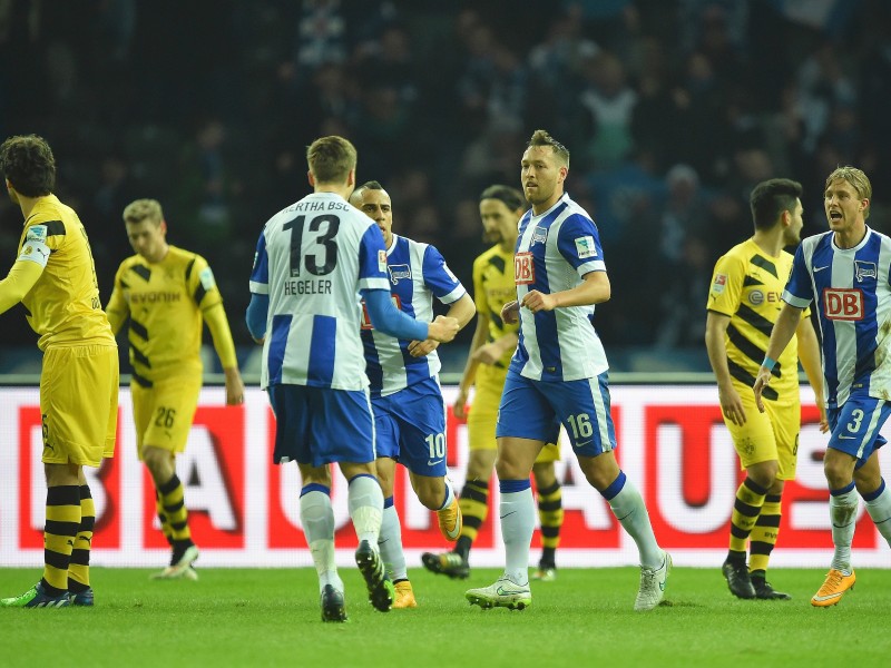 Der ehemalige Dortmunder Julian Schieber hat beim BVB die Verunsicherung neu entfacht. Mit einem perfekten Kontertor sorgte der 25 Jahre alte Stürmer am 15. Spieltag der Fußball-Bundesliga für den 1:0 (1:0)-Sieg von Hertha BSC und stürzte Borussia Dortmund zurück in die Abstiegszone. Für die Berliner, die mit 17 Punkten in der Tabelle auf Rang zwölf kletterten, war es vor 75 254 Zuschauern der erste Heimsieg gegen den BVB seit mehr als sieben Jahren. Champions-League-Achtelfinalist Borussia steht mit 14 Punkten auf dem 16. Rang, der zum Saisonende die Abstiegsrelegation bedeuten würde.