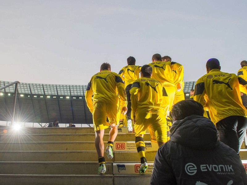 Der ehemalige Dortmunder Julian Schieber hat beim BVB die Verunsicherung neu entfacht. Mit einem perfekten Kontertor sorgte der 25 Jahre alte Stürmer am 15. Spieltag der Fußball-Bundesliga für den 1:0 (1:0)-Sieg von Hertha BSC und stürzte Borussia Dortmund zurück in die Abstiegszone. Für die Berliner, die mit 17 Punkten in der Tabelle auf Rang zwölf kletterten, war es vor 75 254 Zuschauern der erste Heimsieg gegen den BVB seit mehr als sieben Jahren. Champions-League-Achtelfinalist Borussia steht mit 14 Punkten auf dem 16. Rang, der zum Saisonende die Abstiegsrelegation bedeuten würde.