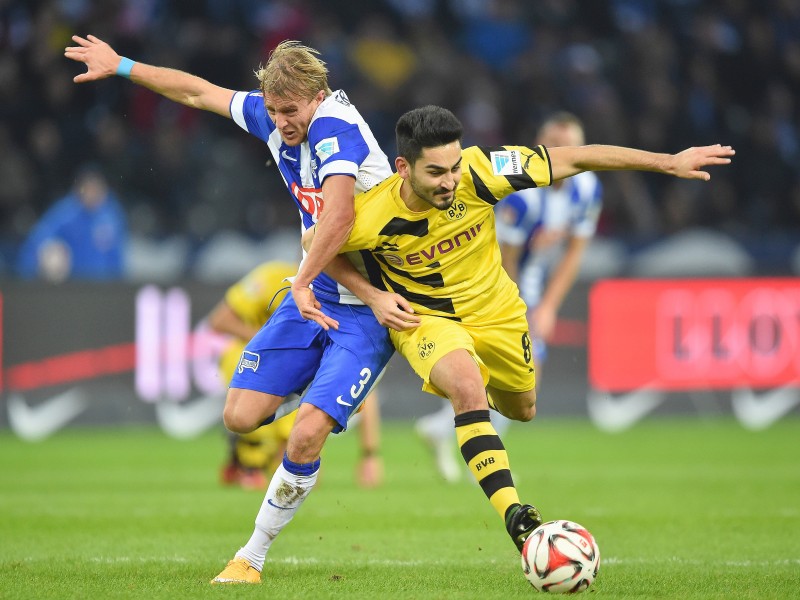 Der ehemalige Dortmunder Julian Schieber hat beim BVB die Verunsicherung neu entfacht. Mit einem perfekten Kontertor sorgte der 25 Jahre alte Stürmer am 15. Spieltag der Fußball-Bundesliga für den 1:0 (1:0)-Sieg von Hertha BSC und stürzte Borussia Dortmund zurück in die Abstiegszone. Für die Berliner, die mit 17 Punkten in der Tabelle auf Rang zwölf kletterten, war es vor 75 254 Zuschauern der erste Heimsieg gegen den BVB seit mehr als sieben Jahren. Champions-League-Achtelfinalist Borussia steht mit 14 Punkten auf dem 16. Rang, der zum Saisonende die Abstiegsrelegation bedeuten würde.