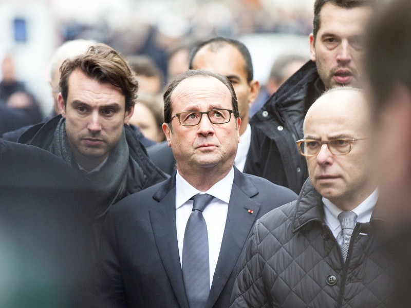 Frankreichs Präsident Francois Hollande fuhr unmittelbar nach dem Anschlag zum Tatort und zeigte sich schockiert. Die Täter...