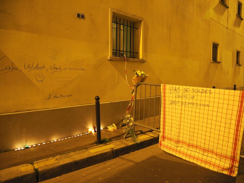 Am Mittwochabend hatten Menschen in der Nähe des Tatortes ihrer Trauer mit Sprüchen an einer Mauer Ausdruck gegeben, Demonstranten gegen die Gewalt...