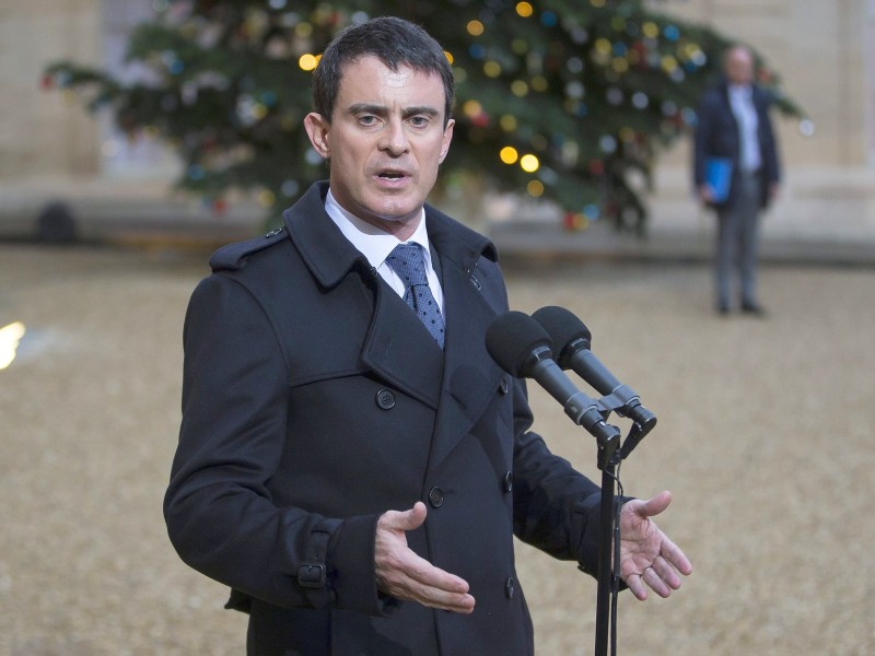 ...trat Valls vor die Presse. Der französische Regierungschef warnte vor Intoleranz, Hass und Angst. Das Attentat sei abscheulich, und es müssten daraus natürlich alle Konsequenzen gezogen werden, sagte Valls am Donnerstag. Unterdessen...