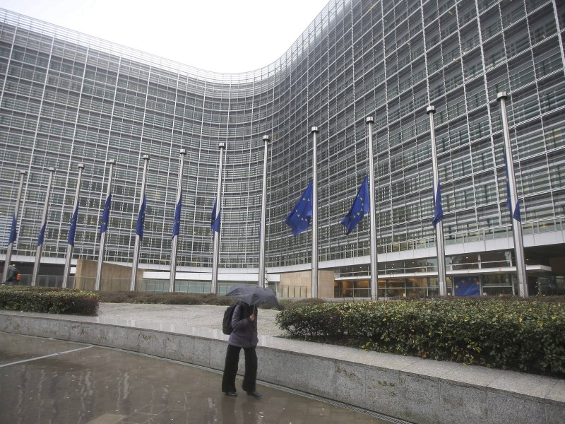 ...steht unter Schock, der Anschlag bewegt Menschen in aller Welt. Die Flaggen vor dem Sitz der EU-Kommission in Brüssel wehtenn am Donnerstag auf Halbmast. Die...