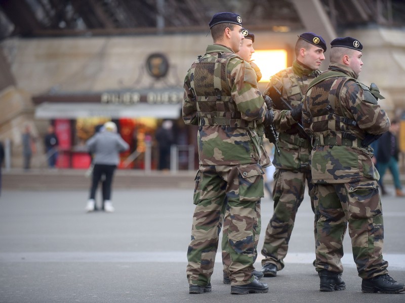 ...herrscht seit dem Anschlag am Mittwoch die höchste Terrorwarnstufe: Soldaten patroullieren...