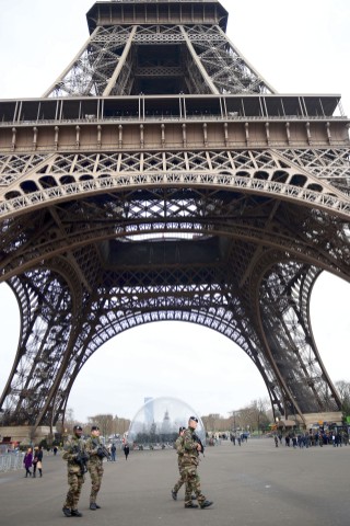 ... auch am Eiffelturm. Zwei Verdächtige sind...