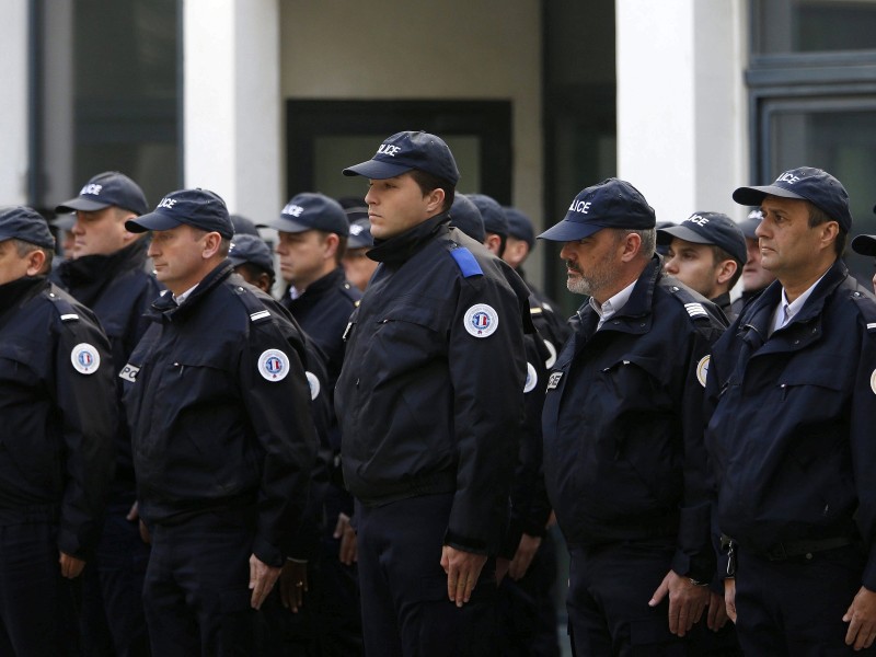 ...in der französischen Stadt Montpellier verharrten Polizisten im Gedenken an die Opfer, auch...