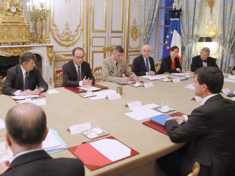 ...Krisensitzung im Elyseepalast mit Präsident Francois Hollande (2.v.l.) und Premierminister Manuel Valls (r.)...