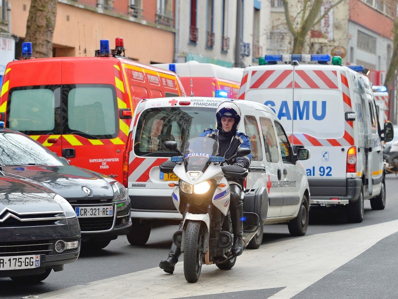 ...sicherten Polizisten einen Tatort in der französischen Stadt Montrouge: Dort hat ein Mann am Morgen auf Polizeibeamte geschossen. Eine Polizistin...