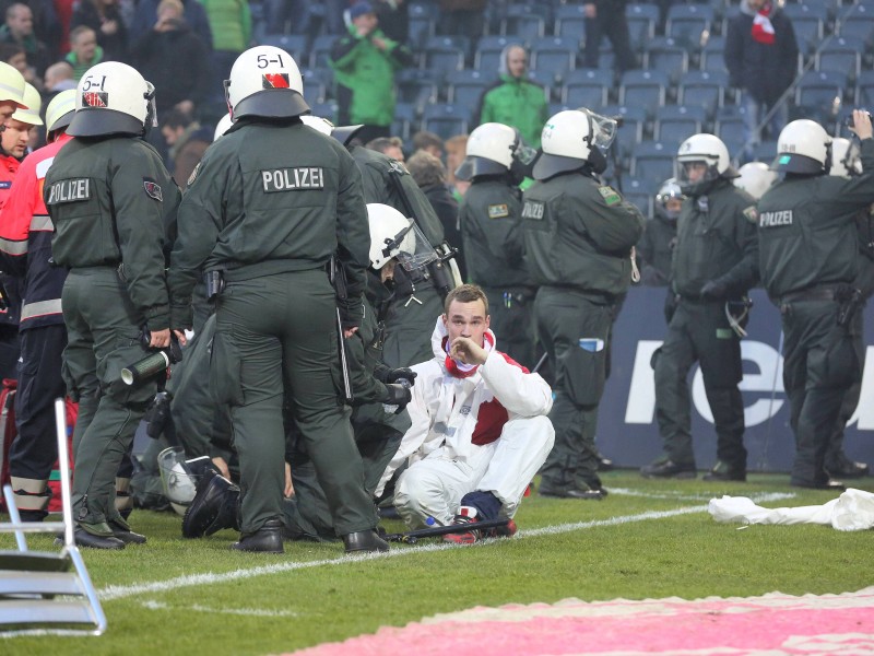 Änhänger des 1. FC Köln zündeten während des Rheinderbys bei Borussia Mönchengladbach Pyrotechnik und stürmten am Ende der Partie den Platz.