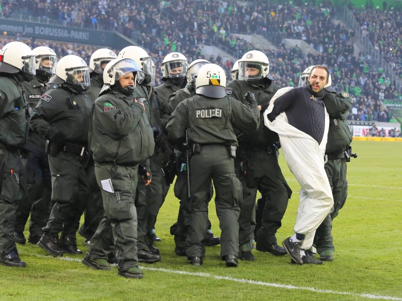 Änhänger des 1. FC Köln zündeten während des Rheinderbys bei Borussia Mönchengladbach Pyrotechnik und stürmten am Ende der Partie den Platz.