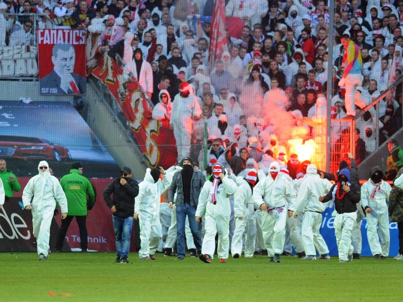 Änhänger des 1. FC Köln zündeten während des Rheinderbys bei Borussia Mönchengladbach Pyrotechnik und stürmten am Ende der Partie den Platz.