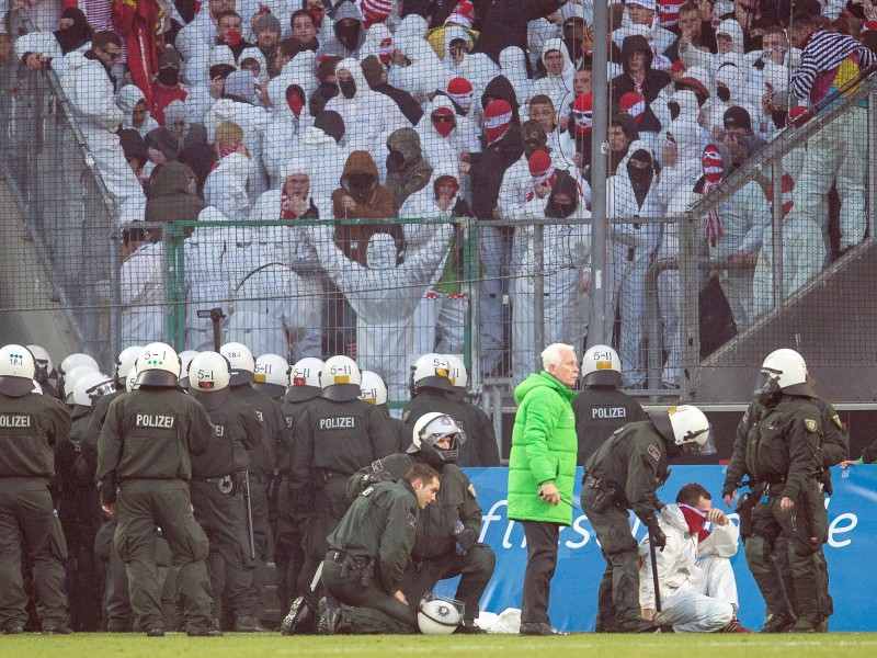 Änhänger des 1. FC Köln zündeten während des Rheinderbys bei Borussia Mönchengladbach Pyrotechnik und stürmten am Ende der Partie den Platz.