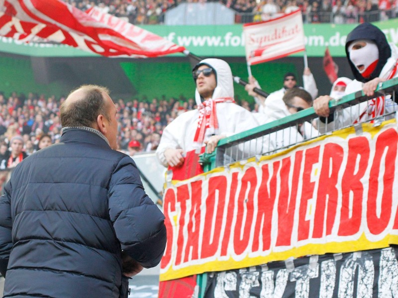 Änhänger des 1. FC Köln zündeten während des Rheinderbys bei Borussia Mönchengladbach Pyrotechnik und stürmten am Ende der Partie den Platz.