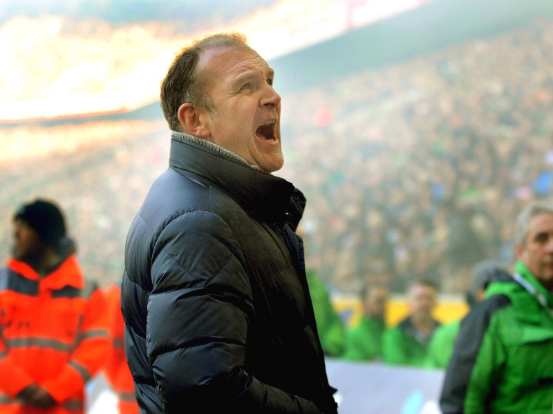 Änhänger des 1. FC Köln zündeten während des Rheinderbys bei Borussia Mönchengladbach Pyrotechnik und stürmten am Ende der Partie den Platz.